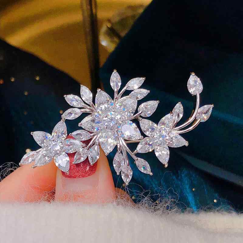 ブローチ レディース マイクロパヴェ ジルコニア 輝く フラワーモチーフ 上品 エレガント 高級感 シンプル スーツ ジャケット コート フォーマル 通勤 オフ...