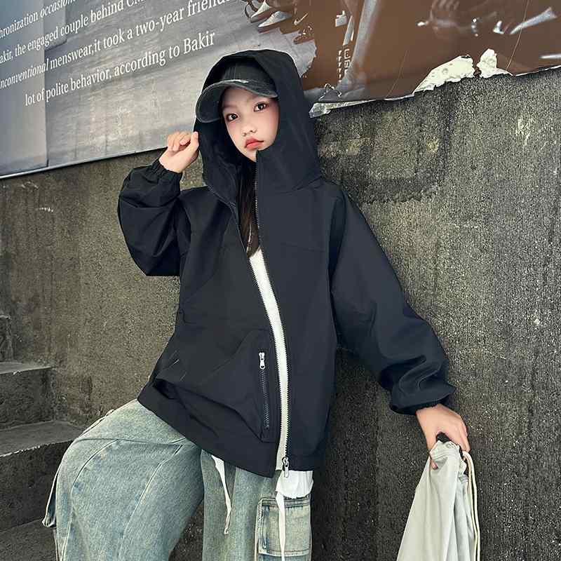 ・カテゴリ: キッズアウター、ジャケット、コート・性別: レディース・対象: 中大童・ネックライン: スタンドカラー・スタイル: 韓国・柄: 無地・厚さ: 普通・生地加工: 柔軟加工・フード: 付き・要素: トレンド・袖丈: 長袖・主な素材: アセテート繊維80%・裏地素材: ポリエステル80%・留め具: ファスナー・ウエスト: ベルトなし・カラー展開: ホワイト、ブラック・対応身長: 120cm、130cm、140cm、150cm、160cm、170cm・着丈: ミドル丈・インナータイプ: ポリエステル