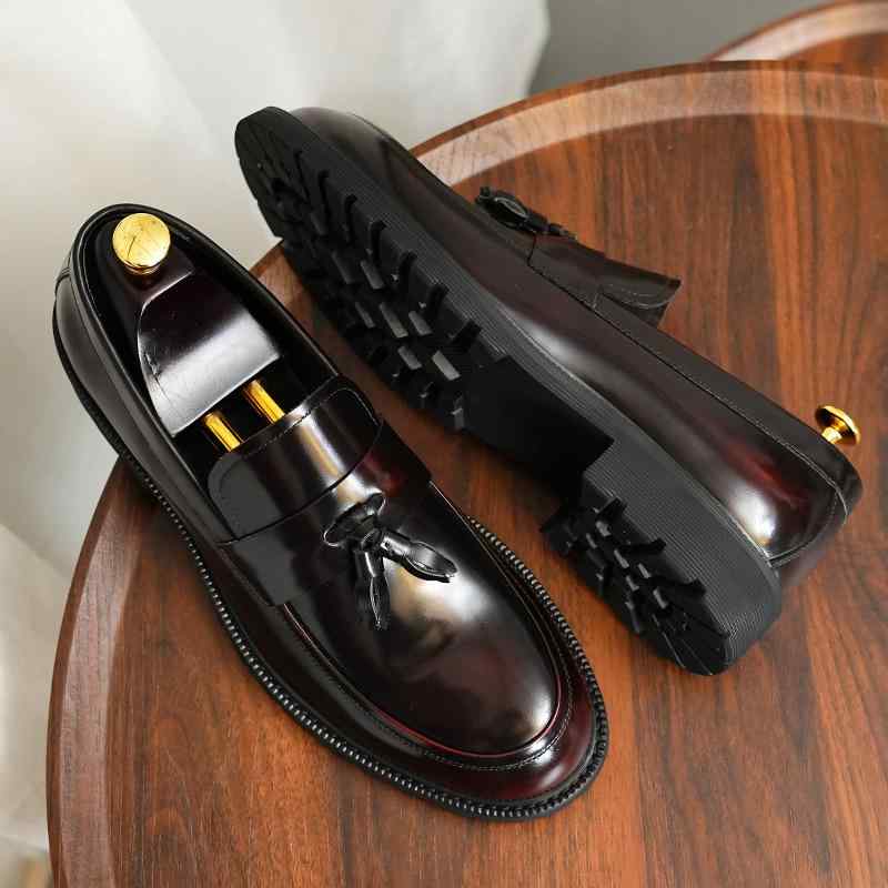 ローファー メンズ 本革 フリンジ ビジネスシューズ 紳士靴 厚底 エナメル加工 牛革 スリッポン ラウンドトゥ ミドルヒール 通気性 滑り止め ヒールアップ 秋 黒 ワインレッド