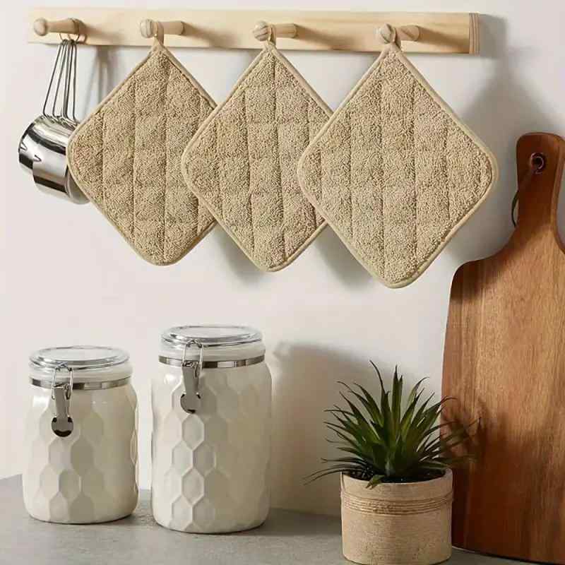 鍋敷き 耐熱マット 正方形 スクエア 断熱 キッチン用品 料理 ベーキング 高温対応 フック穴付き 吊り下げ ポリエステル 無地 モダン シンプル レッド ブラック グレー