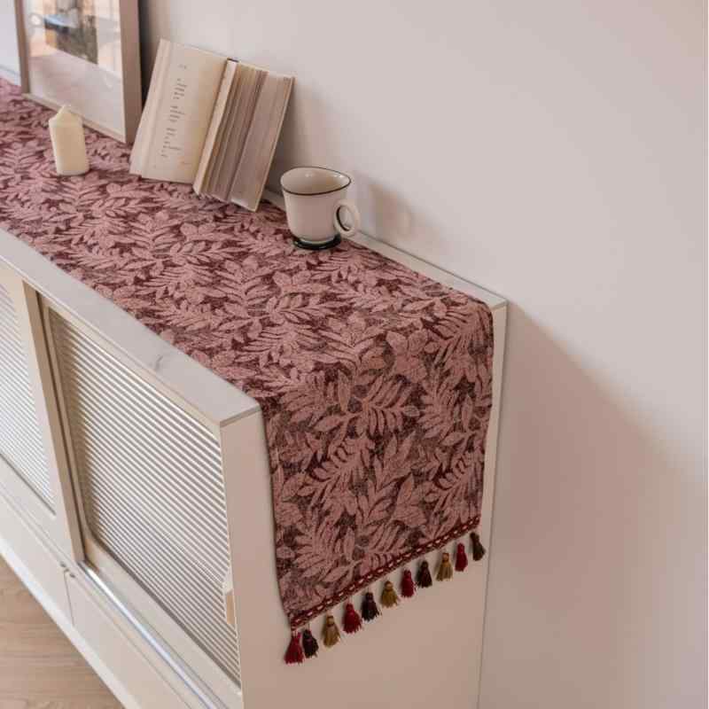 テーブルランナー 北欧風 ジャガード織 ポリエステル綿 リーフ柄 タッセル 赤 レッド ホリデー クリスマス お正月 食卓 ダイニング おもてなし パーティー テーブルセンター 飾り布 ロング 長方形 高級感