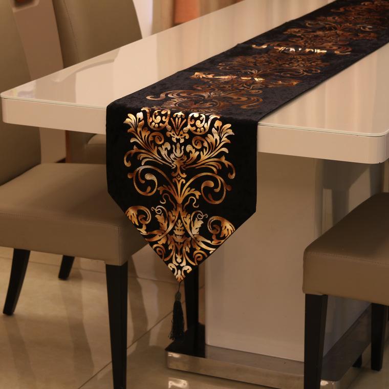 テーブルランナー ヨーロピアン調 箔押し 花柄 ボタニカル柄 インテリア雑貨 リビング 寝室 ホテル 新築祝い ギフト ベルベット調 高級感 装飾 デコレーション 多展開