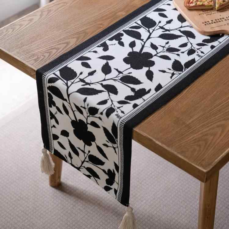 ・カテゴリ: テーブルランナー・スタイル: 田園風・素材構成: シェニール90%、ポリアミド繊維(ナイロン)10%・柄: 植物花柄・カラー展開: スプリングフォールグレー、スプリングフォールオレンジ、スプリングフォールグリーン、スプリングフォールブラック、オータムグレー、オータムオレンジ、オータムグリーン・サイズ展開: 35×140cm、35×160cm、35×180cm、35×200cm、35×220cm、35×240cm、35×260cm、35×300cm・使用場所: リビング、書斎、ダイニング、商業施設