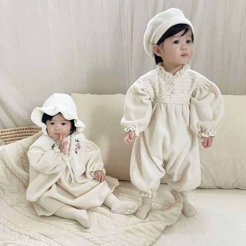 ロンパース ベビー 女の子 女児 韓国 立ち襟 レース 切り替え 両面フリース ポリエステル ロング丈 カバーオール 普段使い あったか プレオール 秋冬 アプリコット ベージュ