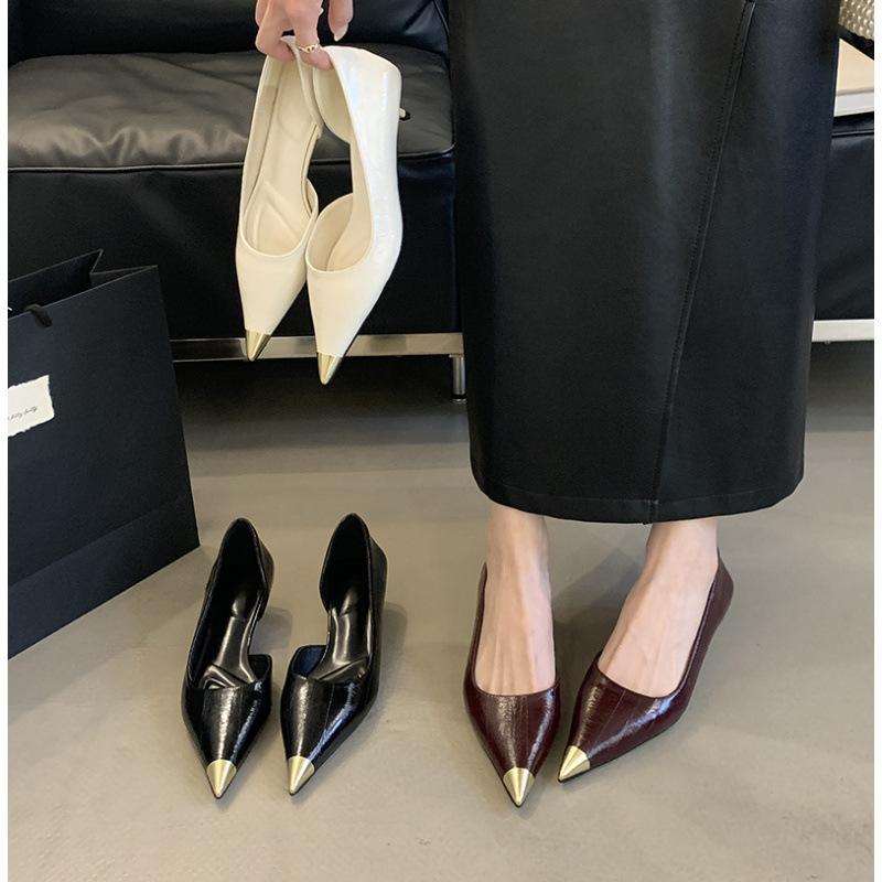 ・スタイル: ・要素: メタル、カットアウト・つま先形状: ポインテッドトゥ・アッパー素材: 合成皮革（PU）・性別: レディース・ヒール高: 約3-5cm・柄: 無地・適用シーズン: 春、夏、秋・カラー展開: ブラック、オフホワイト、ワインレッド・サイズ展開: 35、36、37、38、39・ソール素材: ゴム・裏地素材: PU・履き口の高さ: ローカット・製法: セメント製法・履き方: スリッポン・機能: 通気性、耐摩耗性・インソール素材: PU・適用シーン: デイリー・開口部深さ: 浅め（7cm以下）・カテゴリ: スリッポン・対象年齢: 大人・表面仕上げ: スムース・種類: パンプス・ヒールタイプ: 細ヒール