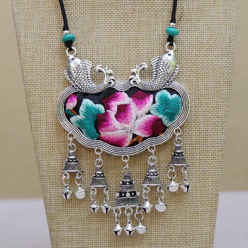 ネックレス レディース 女性用 民族調 エスニック レトロ アンティーク 花柄 布製 刺繡 苗族シルバー ペンダント チャーム ロング丈 セーター用 首飾り デイリーユース おしゃれ 個性的