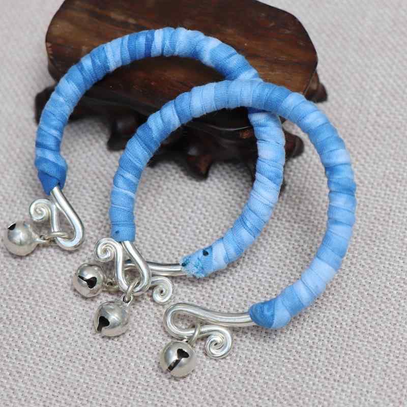 ブレスレット 民族風 エスニック レトロ アンティーク調 刺繍 絞り染め 藍染 バティック 鈴 苗族シルバー 腕輪 バングル ファッション小物 普段使い カジュアル ブルー レッド ピンク