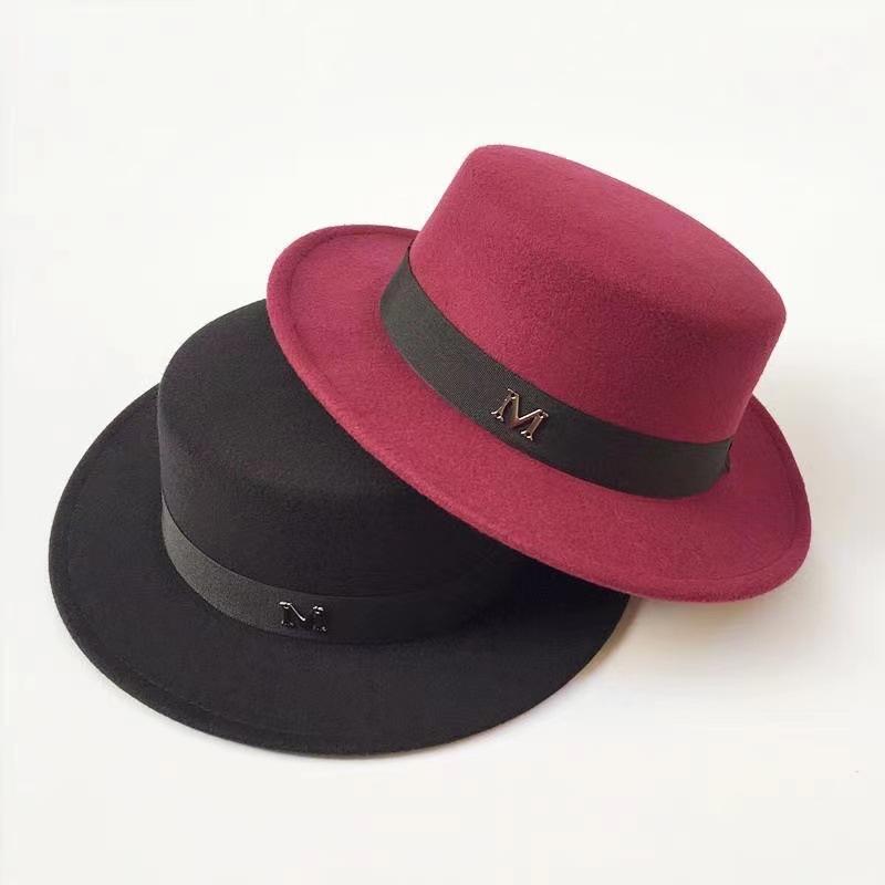 ハット 男女兼用 Mモチーフ 平天 フラットトップ フェルトハット レトロ クラシック 英国風 ブリティッシュ 韓国 カジュアル 普段使い 旅行 トラベル UVカット 紫外線対策 防風 ショートブリム 黒 赤 キャメル
