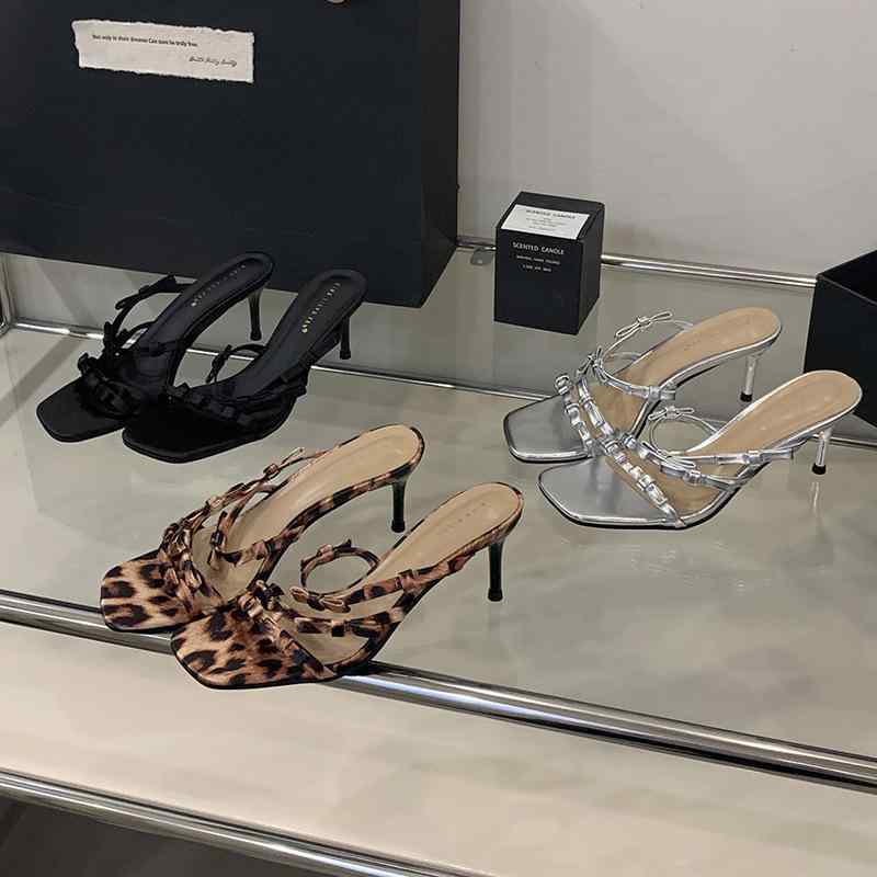 サンダル レディース 夏 オープントゥ スクエアトゥ ハイヒール リボン サテン フレンチスタイル 上品 エレガント かわいい フェミニン おしゃれ 普段使い お出かけ シルバー ブラック ヒョウ柄 ブラウン 牛革 羊革 切り替え