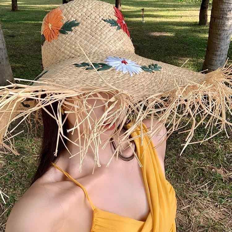 麦わら帽子 ラフィア素材 広つば ワイドブリム ラウンドトップ UVカット 紫外線対策 日よけ 春夏 キャラクター手刺繍 花柄 韓国 ナチュラル かわいい プリンセス 田園風 普段使い 旅行 ビーチ