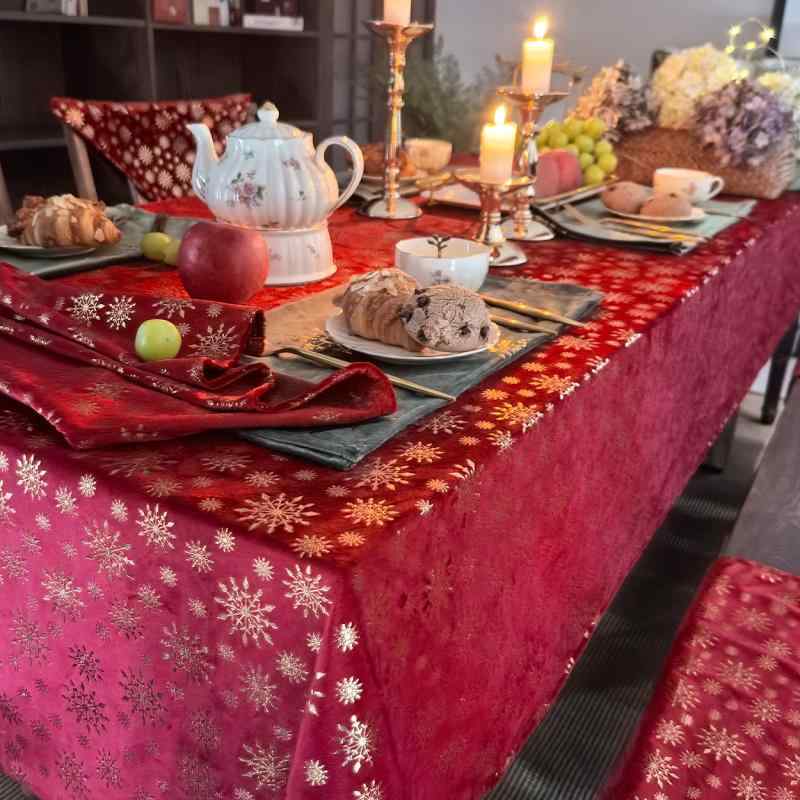 テーブルクロス クリスマス ベルベット 高級感 レストラン 長方形 柔らか 肌触り 箔押し 豪華 雪柄 ヨーロピアン クラシック 装飾 赤