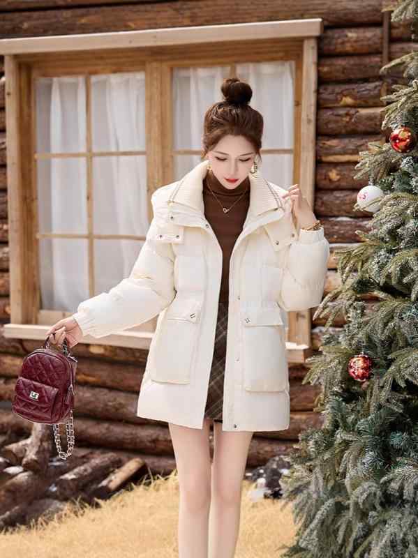 ・カテゴリ: ダウンジャケット・主な素材: ポリエステル90%～95%未満・詰め物: ホワイトダックダウン・ダウン含有率: 86%〜90%・充填量: 101～200g・厚さ: 厚手・シルエット: ルーズフィット・ネックライン: フード付き・袖丈: 長袖・袖タイプ: ドロップショルダー・着丈: ミドル丈・要素: ポケット・前開き: ファスナー・スタイル: 日韓カジュアル・カラー展開: ブラック、コーヒー、オフホワイト・サイズ展開: S、M、L、XL・対象年齢: 大人・対象性別: レディース