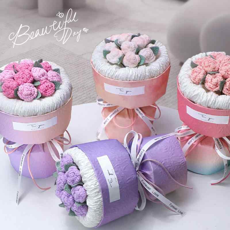 花束 女性 ニット毛糸 バラ 手編み 造花 誕生日プレゼント 婚約祝い 結婚祝い ギフト 贈り物 記念品 インテリア 飾り 置物 お祝い サプライズ フォトプロップス かわいい ハンドメイド