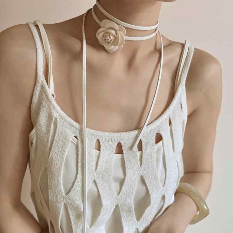 ネックレス レディース カメリア ローズ 高級感 レザー チョーカー 鎖骨チェーン 首飾り ブラック ホワイト 普段使い デート パーティー 春夏