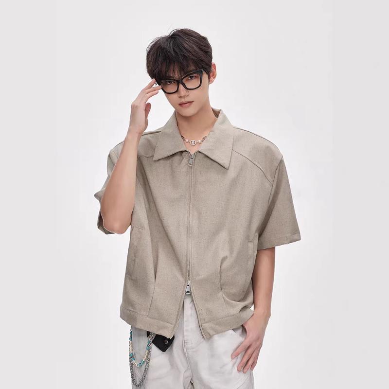 ・カテゴリ: ジャケット・スタイル: ストリートカジュアル・ネックライン: 襟付き・シルエット: ルーズフィット・前合わせ: ジップアップ・生地の厚さ: 薄手・柄: 無地・主な素材: ポリエステル96%以上・裏地素材: ポリエステル95%・着用シーン: デイリー・加工: アイロン不要・着丈: レギュラー・着用方法: アウター・カラー展開: サンドベージュ、ブラック・サイズ展開: M, L, XL, XXL, XXXL・袖タイプ: レギュラー・対象年齢: 大人・性別: メンズ