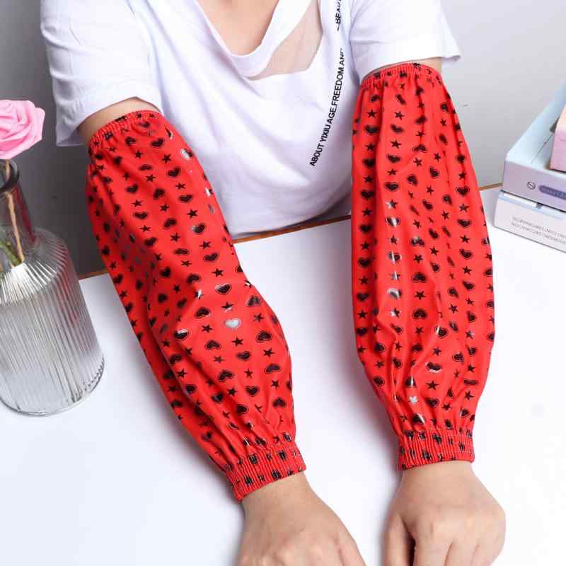 袖カバー 大人 男性用 女性用 シニア 防水 防油 PU レザー プリント アームカバー キッチン 作業用 水仕事 掃除 園芸 農作業 汚れ防止 油汚れ対策 撥水 防汚 ロング丈 シンプル モダン 丸柄 ハート柄 多色展開