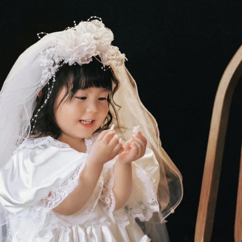 ウェディングヘッドアクセサリー 花嫁 ブライダル チュール サテン 花モチーフ 花びら リーフ 人工パー..