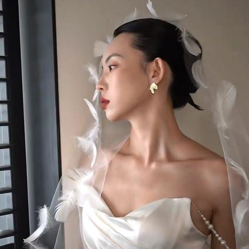 ウェディングベール 花嫁用 韓国 羽毛 立体 薄手 ミディアム丈 ドリーミー 華やか 上品 挙式 前撮り 後..