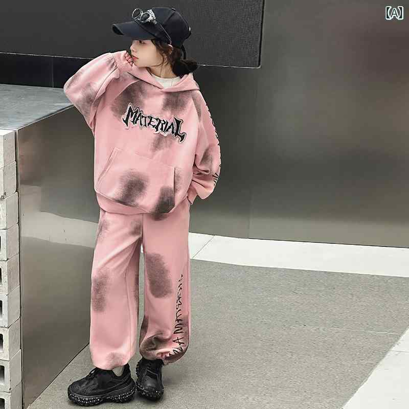 ・カテゴリ: キッズセットアップ・スタイル: カジュアル・性別: 女性・対象年齢: 中大童・セットタイプ: パンツセット・セット内容: 2点セット・袖丈: 長袖・パンツ丈: ロング・開閉タイプ: プルオーバー・主な素材: ポリエステル65%・生地加工: 柔軟加工・厚さ: 普通・柄: アルファベット・要素: スポーツ、セットアップ、アルファベット、トレンド・カラー展開: ドットピンク、ドットアプリコットグレー・サイズ展開: 120cm、130cm、140cm、150cm、160cm、170cm