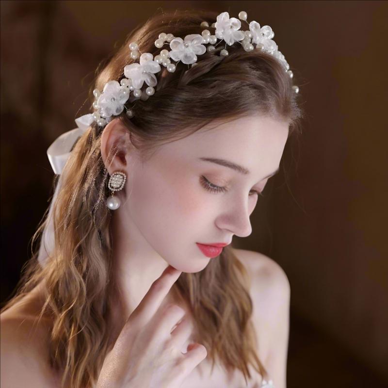 ヘアアクセサリー レディース 白 パール 花モチーフ 新婦 ヘッドバンド 結婚式用 レトロ 花冠 森ガール ナチュラル 春 旅行 記念 かわいい 女性用 布製 軽量 高級感 ブライダル ヘアバンド アクセ
