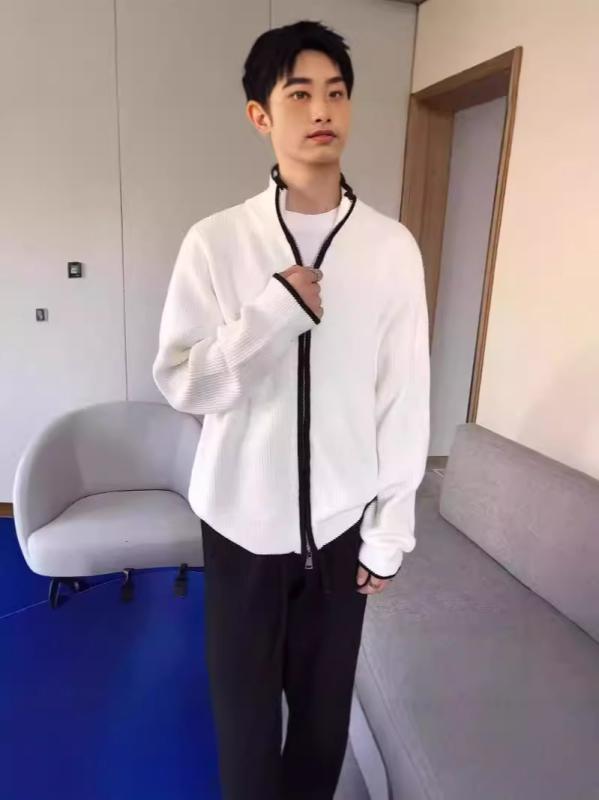 ニット カーディガン メンズ スタンドカラー ジッパー 長袖 スリムフィット 韓国 カジュアル 春秋 黒 グレー 白 ポリエステル 混紡 しわ耐性 軽やか 成熟スタイル 青年向け バッジ 詳細