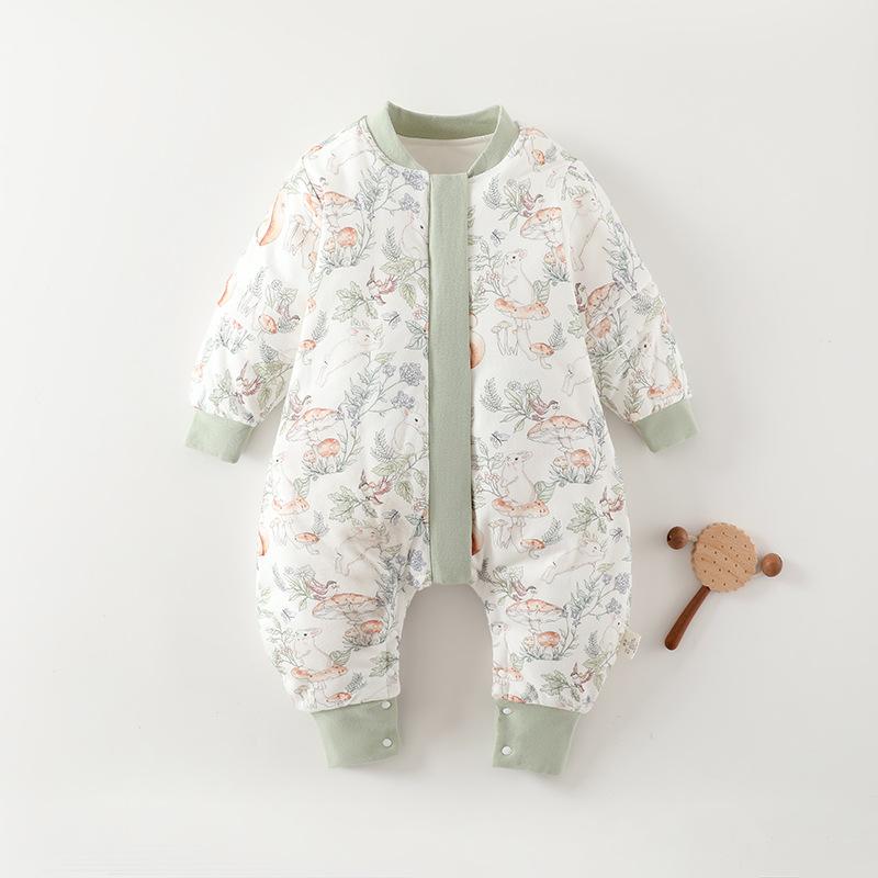 ・カテゴリ: 睡袋・対象年齢: 0-3歳・主な素材: 綿95%以上・裏地: 綿95%以上・詰め物: ポリエステル綿・柄: プリント・カラー展開: 森の物語、林間の冒険、夢の庭園、林間の小象、自然童話・サイズ展開: 80cm、90cm、100cm・ジッパー素材: ナイロン