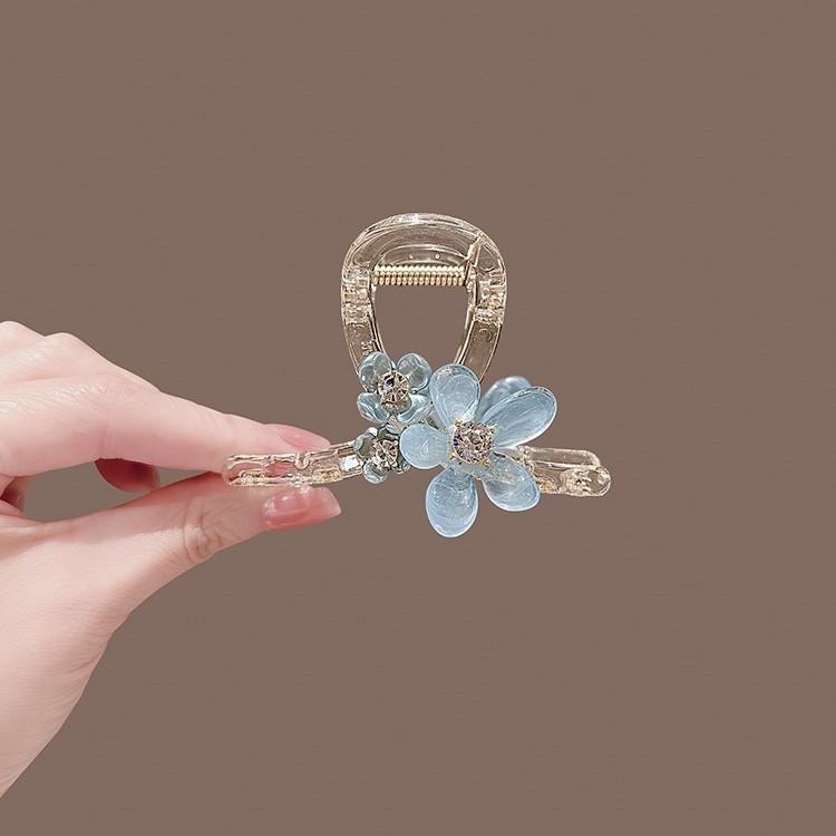 ヘアアクセサリー レディース シンプル 高級感 ファッション 青 花 後頭部 半結び サメクリップ 精巧 エレガント 夏 通勤 普段使い アクリル キラキラ 花びら