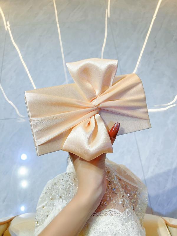 クラッチバッグ レディース リボン プリーツ チェーン ショルダー 横型 スクエア 鞄 杏 銀 黒 冬 パー..