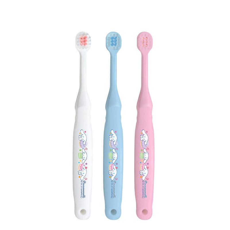 エビス 子供用歯ブラシ シナモロール 2~6才 6本組磨き残しを減らす幅広×薄型ヘッド設計。ハブラシが幅広ヘッドなので、ブラッシングが不慣れな子供でも磨き残しが少なくなります。従来品よりも30％厚みをダウンさせた薄型ヘッドで小さな口内でも操作しやすく、せまいすき間や奥歯にも届く。外側やわらかめ植毛で、歯ぐきをいたわりながら歯と歯ぐきの間をしっかり磨ける。対象年齢　2才・3才・4才・5才・6才毛のかたさ：やわらかめ毛の材質：ナイロン柄の材質：ポリプロピレン耐熱温度：80度日本製