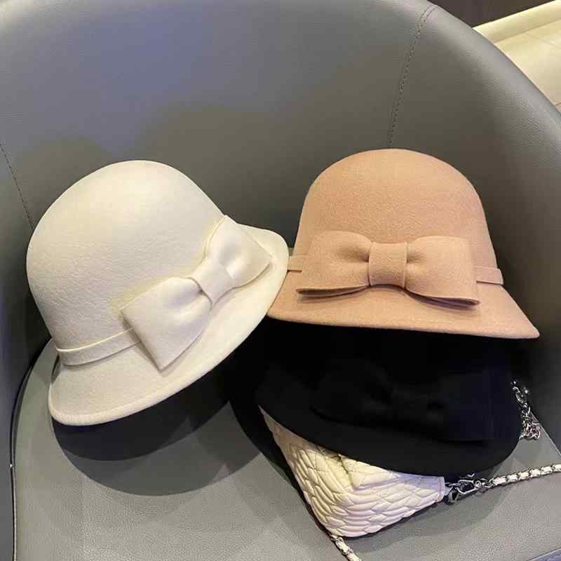 ・カテゴリ: ハット・: リボン・帽子のトップ形状: 丸型・帽子のつば形状: 広つば・カラー展開: 定性款 ホワイト、定性款 ブラック、定性款 カーキ、高定款 アイボリー、高定款 ブラック、高定款 カーキ・サイズ展開: M（56-58cm）・機能: 保温、遮光・素材: ウール（96%以上）・スタイル: レトロ、、文芸、ブリティッシュレトロ、ヘップバーン風、ジャズ風、フレンチレトロ