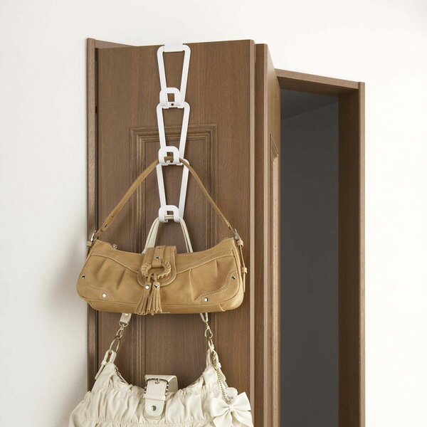 連結させたフックにバッグを掛けられるハンガーチェーン。ドア裏のデッドスペースを有効活用できます。こちらはバッグのハンドルを掛けるのにちょうどいいSタイプ。