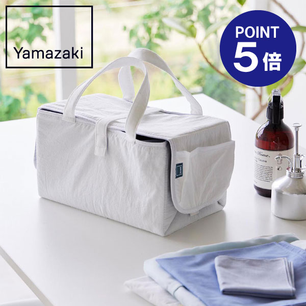 商品名称アイロン収納マット YAMAZAKI STANDARD LINE商品スペック商品サイズ収納時サイズ：約W33×D18×H18cm(取っ手含まず)掛け面サイズ：約W65×D50cm(本体)掛け面サイズ：約W60×D18cm(蓋)対応サイズ収納可能なアイロン：約W30×D16×H16cm以下重量約266g耐荷重約2kg品質表示掛け面：綿100％(アルミコーティング加工)裏面：綿100％中綿：ポリエステルクッション材：ポリウレタンフォーム(ボンディング加工)耐熱230℃原産国中国アイロン収納マット YAMAZAKI STANDARD LINE置き場所に困るアイロンとアイロンマットを1つに！バッグ型アイロン収納マット置き場所に困るアイロンの収納に便利なアイロン収納マットです。持ち運びがラクにできる取っ手付きのバッグ型で、大きめのアイロンもすっぽり収納。バッグを広げるとアイロンマットに早変わりします。アイロン掛けがしやすい大判サイズなのも嬉しいポイントです。サッと広げて使えるお手軽なアイロンマットなので、お好みの場所でアイロン掛けができます。蓋は丸めて仕上げ馬として使え、衣類の細かい部分のアイロン掛けにピッタリ！小物収納にちょうどいいポケット付きです。