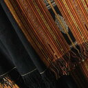 ギフト対応 インドネシア直輸入イカット☆ヌサテンガラ(島嶼部)、ティモール島の伝統的手織り布！イカットとは絣織りのこと。語源は”くくる”という意味のインドネシア語です。ジャワ島で作られた複製品ではなく島で草木染めされた本物！本来は民族衣装の一部として使われるものです☆やや厚手のしっかりとした布でテーブルなどに程よくフィット★味のある独特の風合いにも高級感があります！ 二枚の布を真ん中部分で縫い合わせて一枚の布に仕上げています。 他のデザインを見る！ ■サイズ：約111cm×183cm(フリンジ含まず) ■素材：綿100％、中央部は藍染め ■原産地：インドネシア、ティモール島 ※手作りの製品のため表記のサイズには多少の誤差があります。 ※手織りの製品のため織ムラやネップ(糸の節、かたまり)などがある場合がありますが、商品の特徴、風合いとお考え下さい。 ※色移りの可能性がありますのでご注意ください。 ※お洗濯は単独洗いをお奨めします。詳しくはこちら ※お使いのモニター、ブラウザにより色合いが実物と異なる場合がありますことをご理解の上お買い求め下さい。 　　