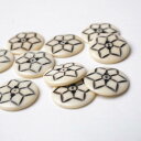 インド 手彫りボタン10個セット 丸 白色 二つ穴 プレゼント アジアン 母の日 ハンドメイド 手作り エスニック ネコポスOK ナチュラル素材
