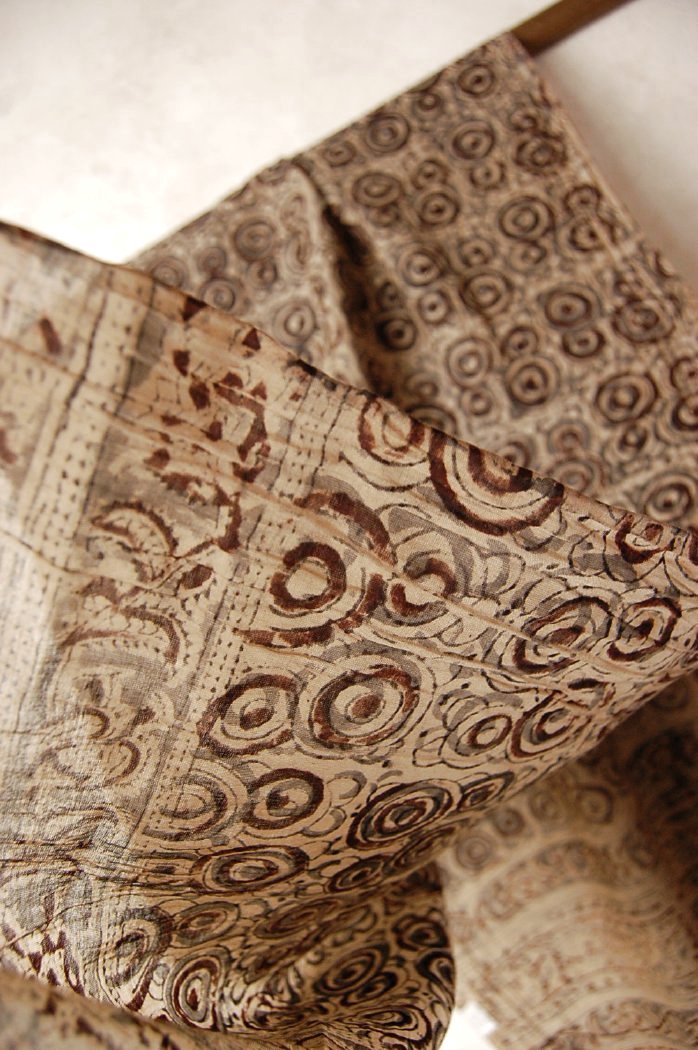 インド カラムカリプリント(木版染め)シルクコットンストール(ショール、スカーフ) ブラウン グレー系 【レディース】【母の日】【プレゼント】【アジアン】【税込3,980円で送料無料！】【ネコポスOK】+A+H