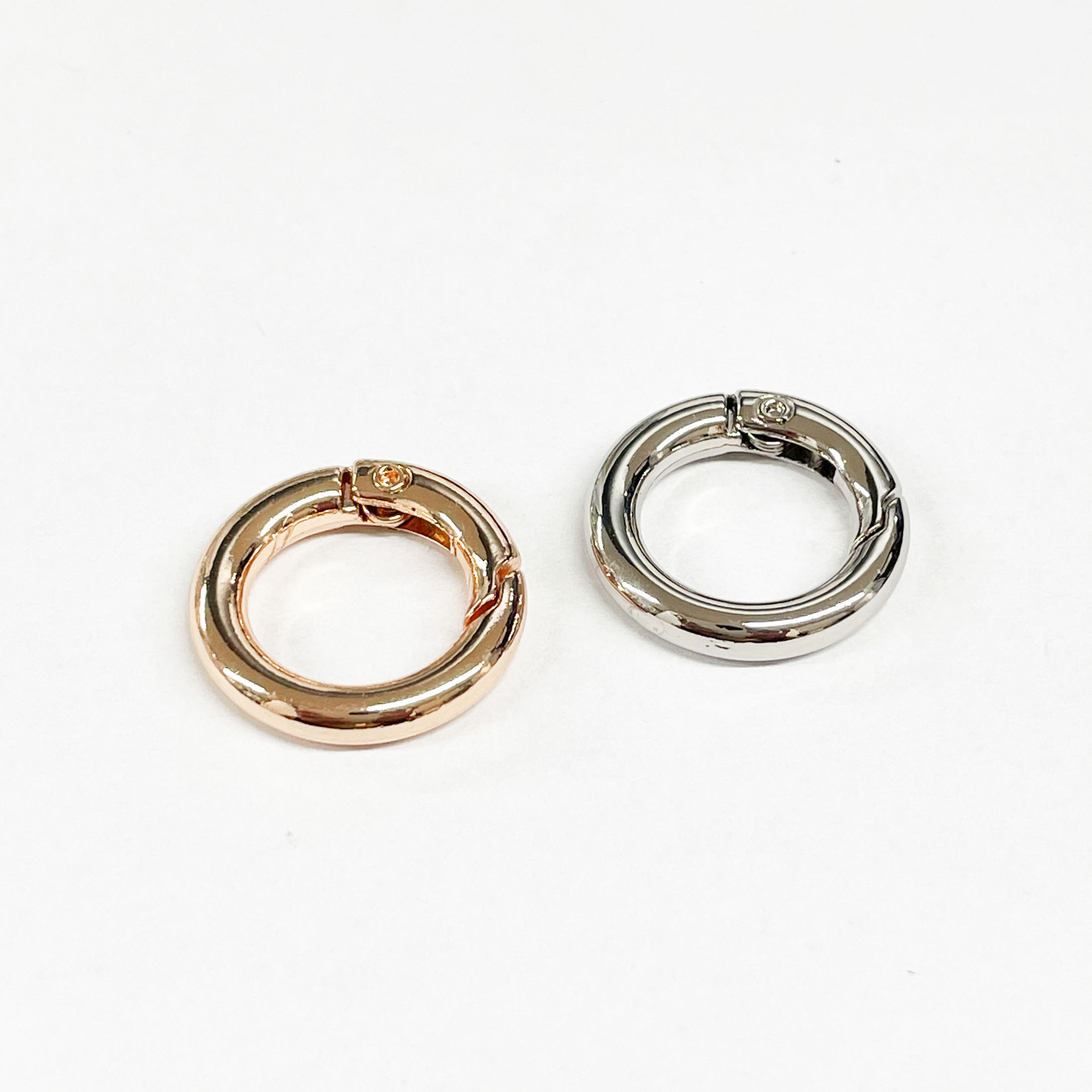 Oui Oui （ウィウィ）商品情報 サイズ 　直径20mm 内径13mm 　　 線径3.5mm カラー 　2色展開 入り数 　2個 　素材：本体 亜鉛合金でバネ部分は鉄です。 　一部が開閉できるキーホルダー金具。 スマホホルダー、バック等幅広くお使いになれます。。 　