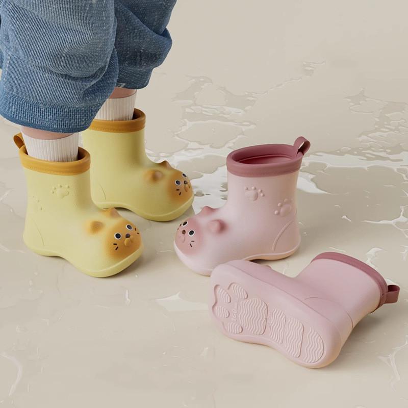 ▼雨季にピッタリな防水シューズサイズ=内長=素足の長さお子様の濡れやすい足元もしっかり防水対策▼歩きやすさをを考えたヒール構造は磨り減りにくい仕様靴底は雨の日も安心の滑りにくいのソール仕様▼雨の日の憂鬱を吹き飛ばす心ときめくカラーと配色にもご注目▼子供の大好きが詰まった一足です。雨の日も笑顔で通園、通学できるオススメアイテム▼雨の日をおしゃれに楽しむとっておき入園・入学準備品通園、通学、遠足や普段のおでかけなどにも【ご注意】※画面上の色はブラウザやディスプレイの設定等により実物と多少異なる場合がございます。●初期不良の場合、お届け後3日以内にご連絡ください。◆メーカーの都合により、商品細部デザインや素材が予告無く変更される場合がございます。レインブーツ キッズ 女の子 ショート リボン 軽量 男の子 ショート丈 長靴 子供 完全防水 pvc 防滑 カップインソール レインシューズ 子供長靴 ジュニア 雨靴 スニーカー レイン シューズ ブーツ 防水 靴 雨 ボーイズレインブーツ ガールズレインブーツ ガールズブーツ ボーイズシューズ ボーイズブーツ ガールズシューズ