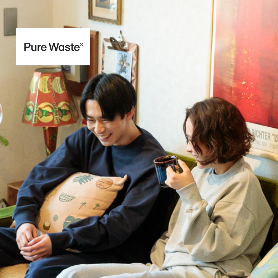 商品名 Pure Waste（ピュアウェイスト） JAPAN FIT Unisex Sweatshirt ジャパンフィット スウェットシャツ　 寸法 -XS 身幅 54cm、着丈 64cm、袖丈 55.5cm -S 身幅 57cm、着丈 66cm、袖丈 57cm -M 身幅 60cm、着丈 69cm、袖丈 59cm -L 身幅 63cm、着丈 72cm、袖丈 61cm -XL 身幅 66cm、着丈 75cm、袖丈 63cm -XXL 身幅 69cm、着丈 77cm、袖丈 64.5cm ※画像では、168cmの女性モデルがSサイズを着用 ※画像では、177cmの男性モデルがMサイズを着用 商品組成 組成(本体)：綿 60% / ポリエステル 40% リブ部分：綿 60% / ポリエステル 35% / レーヨン 3% / ポリウレタン 2% ※生地の端材をリサイクルしている為、他の色の繊維が入り込む「飛び込み」と呼ばれる現象が発生する事があります。 Pure Wasteブランドの商品特徴となりますので、理解を頂いた上でご購入下さいませ。 ※この製品は生地の特性を活かして作られております。その為、色移りやピリング等、発生する場合があります。 選択絵表示を確認の上お取り扱いください。 ※モニターの発色具合によって実際のものと色が異なる場合があります。 カラー展開 ・オフホワイト（生成り/エクリュ）・グレー・ブラック・ネイビー 商品説明 日本オリジナルデザインのスウェットです。 セットインのスタンダードな形ですが、袖や腰回りのリブをきつめに設定するなど細かなところまでこだわってデザインしました。男性も女性も綺麗かつ今っぽく着て頂けます。 ユニセックスでサイズもXSからXXLまでご用意しています。自分にFITするサイズを選んで、Pure Wasteのサステナブルなファッションをお楽しみ下さい。 関連ワード SDGs Pure Waste ピュアウェイスト サイクル recycle アパレル ベーシックアパレル お洋服 シンプル 服 ウェア リラックスウェア サステナブルブランド ブランド ヨーロッパ 北欧 フィンランド ごみ 廃棄物 再利用 通学 通勤 ファッション 丈夫 アパレル ビジネス アウトドア ベーシック カジュアル トレンド 大人 定番 持続可能な社会 地球 earth ナチュラル 自然 フリー free エコ eco サステナブル サステイナビリティ サステナビリティ サスティナブル サスティナビリティ sustainable sustainability おしゃれ お洒落 かっこいい かわいい デザイン 趣味 ファン こだわり アイデア 喜ばれる 喜んでくれる 楽しくなる 感謝 おすすめ オススメ 人気 ギフト プレゼント 記念日 父の日 新生活 引っ越し祝い 新築祝い バレンタインデー ホワイトデー クリスマス Xmas お正月 贈り物 誕生日プレゼント 女性 男性 メンズ レディース 男の子 女の子 お返しPure Waste（ピュアウェイスト） JAPAN FIT Unisex Sweatshirt ジャパンフィット スウェットシャツ ユニセックス コットンの端材、端切れが生まれ変わる。 100%リサイクル生地のベーシックアパレル Pure Waste」は衣料品の製造工程で出るコットンの端材、端切れをリサイクルして服に作り直す、 フィンランド発のアパレルブランドです。 綿を新たに栽培する必要がないため、従来の栽培に必要な大量の水を抑えることが出来ます。 また、端材を色ごとに集めて再利用しているため、更なる染色の必要がなく、水質汚染の原因となる薬剤も一切使用していません。 廃棄物に対する人々の認識を変え、アパレル業界全体をリサイクルの未来に導くことがブランドの願いです。 JAPAN FIT Unisex Sweatshirt ジャパンフィット スウェットシャツ 日本オリジナルデザインのスウェットです。 セットインのスタンダードな形ですが、袖や腰回りのリブをきつめに設定するなど細かなところまでこだわってデザインしました。男性も女性も綺麗かつ今っぽく着て頂けます。 裏起毛になっているので、とても着心地がやく暖かいことが特徴です。 100％リサイクル生地とは思えない、一般的な新品の商品と変わらない品質をお届けします。 ユニセックスでサイズもXSからXXLまでご用意しています。自分にFITするサイズを選んで、Pure Wasteのサステナブルなファッションをお楽しみ下さい。 ※画像では、168cmの女性モデルがSサイズを着用 ※画像では、177cmの男性モデルがMサイズを着用