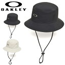 ■商品コメント &nbsp; OAKLEY オークリー ICON HAT 24.0 FOS901709 ゴルフ バケットハット キャップ 帽子 メンズ 男性 紳士 過去のアーカイブプロダクトを再構築し、現代のゴルフシーンに合わせたICON シリーズのバケットハット。アーカイブの 雰囲気を持ったしっかりした素材は優れたストレッチ性を兼ね備える。エリプスロゴはメタル調の転写ロゴを採用し、スト レッチロゴは刺繍で表現しシューズと連動した世界観を演出。気分やシーンに合わせて前後どちらでも着用可能なデザイン。取り外し可能なあご紐付き。汗止めには吸汗速乾性と抗菌防臭性に冷感加工を施したハイブリッド素材を採用し、盛夏まで快適に着用可能。（撥水/ストレッチ/UPF50+/接触冷感/吸汗速乾/抗菌防臭） ランニング フィットネス ジム トレーニング テニス サッカー 野球 など様々なスポーツシーンにオススメです。 ■カラー 02E BLACKOUT 372 CREAM/NAVY ■材質 ナイロン92％、ポリウレタン8％ &nbsp; ■商品カラーにつきまして &nbsp; 可能な限り商品色に近い画像を選んでおりますが、 閲覧環境等により画像の色目が若干異なる場合もございますので、 その旨をご理解された上でご購入ください。 &nbsp; メーカー希望小売価格はメーカー商品タグに基づいて掲載しています