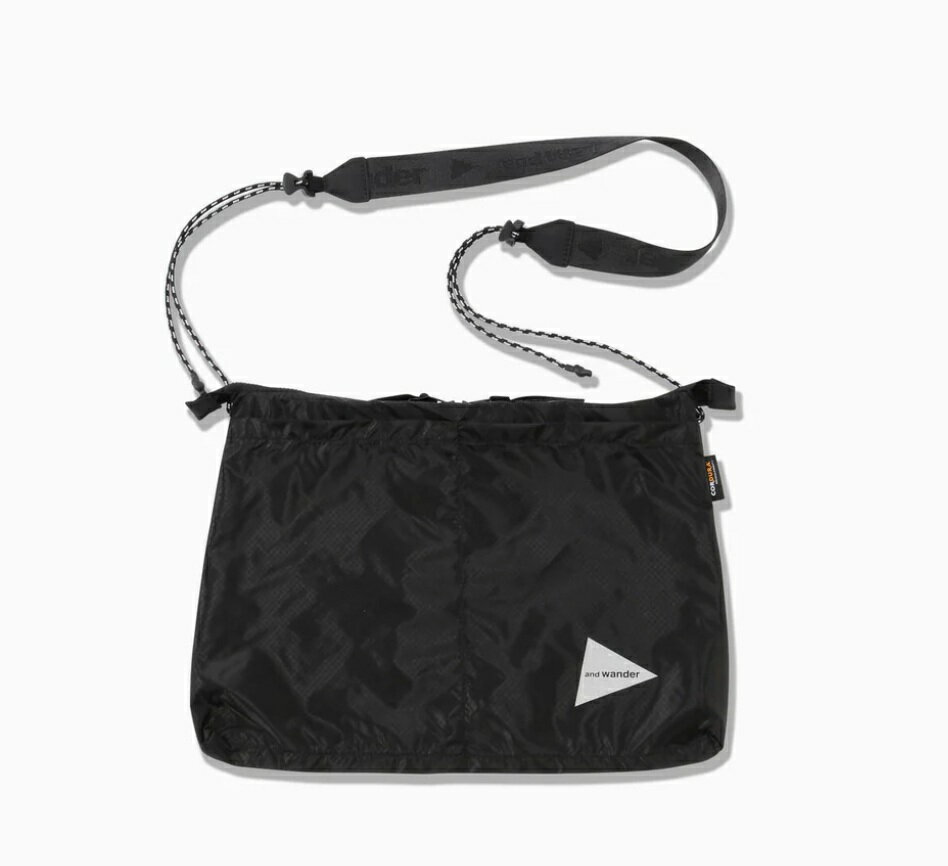 and wander アンドワンダー　sil sacoche　シルナイロン　サコッシュ　UL　軽量 and wander アンドワンダー　sil sacoche　シルナイロン　サコッシュ　UL　軽量 INVISTA社の30D CORDURAナイロン素材を使用しており、摩耗、引き裂き、すり切れに強く、シリコンコーティングによる優れた撥水性と1000mm以上の耐水性能をもちます。行動中に必要な物を手元に下げておくためのポーチです。実測容量5LサイズF 横33cm 高さ23cm マチ3cm ショルダー(調節可)141cm 5