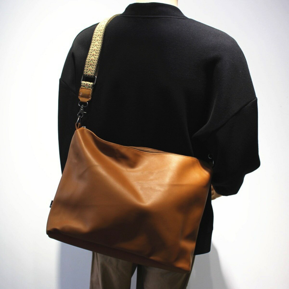 Threebox ショルダーバッグ メッセンジャーバッグ ビジネスかばん ブリースケース 2way ストラップ2本付 鞄 通勤通学 斜め掛け カバン 肩掛け 軽量 男女兼用 メンズ レディース 大容量 大きめ ビジネス 仕事用 旅行 デイリー用