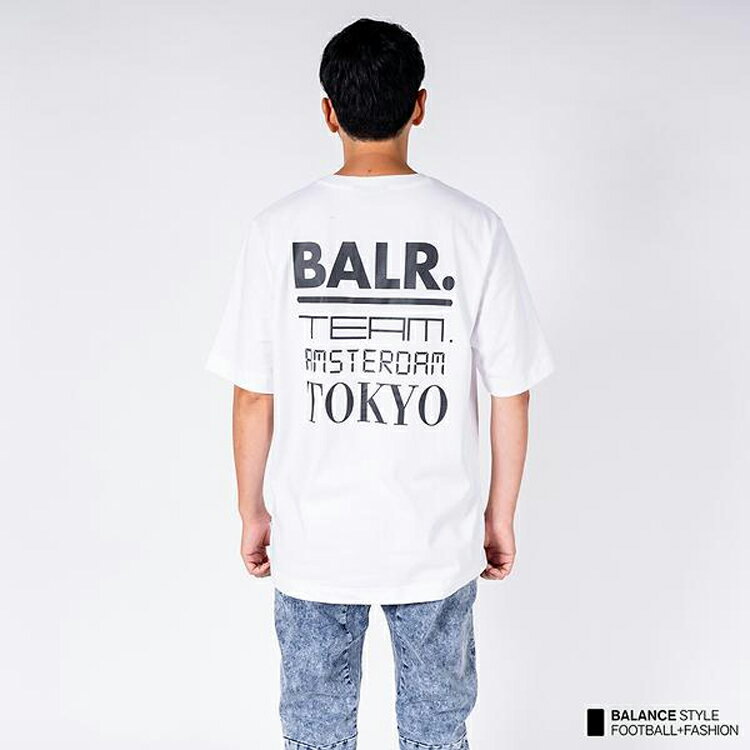 絶大な人気を誇るオランダ発のサッカーラグジュアリーブランド「ボーラー（BALR.）」からオランダチームと日本チームがタッグを組み実現した【JAPAN LIMITED EDITION】の日本限定アイテムが登場！！その中でも一際目立つバックデザインのアイテムである 【ボーラー / 日本限定 / Tシャツ / AMSTERDAM TOKYO LOOSE FIT T-SHIRT】 と 【ボーラー / 日本限定 / ロンT / AMSTERDAM TOKYO STRAIGHT L/S T-SHIRT】 の【AMSTERDAM TOKYO】 シリーズ。フロントとバックでデザインやインパクトが違うアイテムですが、バックデザインは「ボーラー（BALR.）」が誕生した街であるオランダの首都アムステルダムと日本の首都である東京都の文字をデザインされています。オランダと日本の深いつながりを示すアイテムとなっております！●インパクトのあるバックデザインデザインはまずフロント部分は比較的シンプルなデザインとなっており、胸元の中心に 【BALR.】 の文字をデザインされています。そして、バック部分には大きく 【BALR.】 【TEAM.】 【AMSTERDAM】 【TOKYO】 の文字がデザインされています。バックデザインの文字は各単語ごとにフォントが違うなど、単語ごとに細かく拘ったデザインになっております。【AMSTERDAM TOKYO】 シリーズは少しオーバーサイズのシルエットを採用。そのため体のラインを気にすることなく着用できるので、男女問わず着用できるアイテムになっています。Tシャツ・ロンT共に2色ずつの展開になり、Tシャツはホワイトとブラック、ロンTはホワイトとヴィンテージ加工の施されたブラックです。アイテムによってカラー展開が違うのもこのシリーズの良さです！●コットン100%の着心地素材にはコットンを100%使用しており、アパレルアイテムに多く使われているコットンだからこそのメリットが多くあります。吸水性・吸湿性に優れているという高い機能性を誇り、繊維の先端が丸くなっているため科学繊維などと比べると滑らかな肌触りとなっています。●日本限定で合わせるのがGOOD!!このアイテムのコーディネートはやはり同じ 【JAPAN LIMITED EDITION】の 【Q-SERIES】 のパンツと合わせるのがおすすめです！デニム素材を使用してるアイテムなので、モノトーンとの相性がよくブラックやダークグレーであればライトブルーと合わせると暗めのカラーがアクセントになります。またインディゴブルーにホワイトを合わせることで皆さんもする王道の白T × デニムコーデのより楽なコーディネートの完成です！！フロントのミニロゴはインナーに着た際にもしっかりとアクセントを付けてくれるアイテムです。オーバーサイズに着こなすことができるアイテムなので、リラックス感溢れるスタイリングに仕上げる事ができます。●数多くの著名人が愛用！！ブランドを代表するTシャツは、サッカー選手や野球選手などスポーツ選手からも大人気。日本代表久保建英選手や堂安律選手などプロサッカー選手にも愛用者は多数。俳優として活躍する新田真剣佑さんや、今井翼さんをはじめ、グラビアモデルなど幅広い業界で人気の高橋凛さんや、サッカーのコーチのモノマネで有名なウンパルンパなどなど、男女問わず多くの著名人が愛用。●探し求めていたスポーツラグジュアリーブランド、BALR.ハイブランドとの豪華コラボレーションなど、ラグジュアリー x ストリート x スポーツのカルチャーが熱い！！Louis VuittonとSupremeの夢のコラボレーションが実現し、ラグジュアリーとストリートの融合がファッション界を揺るがしたことは記憶に新しいですよね。まさにサッカーがライフスタイルの一部になっている私たちに作られたようなスポーツラグジュアリーかつ、ストリートを持ち合わせたブランド！！！サッカー好き、ファッション好きの皆さんが探し求めていた、サッカーラグジュアリーブランド「BALR.（ボーラー）」お気に入りの1枚を着て、思う存分エンジョイしよう！●LIFE OF BALR.ボーラーが提案するスタイルは、まさに【サッカーのあるラグジュアリーなライフスタイル】シンプルかつラグジュリーなスタイル。まさにサッカー選手が高級車から降りてくるシーンにぴったりなスタイルです。見れば見るほど【ボーラー】の世界観に引き込まれて行くこと間違いなしです！●サイズ(cm)Lサイズ着丈:75.5肩幅:50袖丈:30.5身幅:62.5メーカーまたは輸入元ボーラー区分 スポーツ・アウトドア：アウトドア広告文責株式会社ベルモ TEL：042-767-2722※リニューアルや商品生産国での仕様違い等で、外観が実物と掲載写真と異なる場合がございます。また、入荷時期により外観が異なる商品が混在している場合がございますが、ご注文時に外観をご指定いただく事はできかねます。当社では上記の点をご理解いただいた上でのご注文という形で対応させていただきます。スポーツ・アウトドア&nbsp;&gt;&nbsp;アウトドア&nbsp;&gt;&nbsp;ウェア&nbsp;&gt;&nbsp;メンズウェア&nbsp;&gt;&nbsp;Tシャツスポーツ・アウトドア:アウトドア:ウェア:メンズウェア:TシャツBALR.:AMSTERDAM TOKYO STRAIGHT L/S T-SHIRTボーラ— AMSTERDAM TOKYO STRAIGHT L/S Tシャツ(メンズ) 日本限定 [サイズ：L] [カラー：ホワイト] #B1112.1064-0002