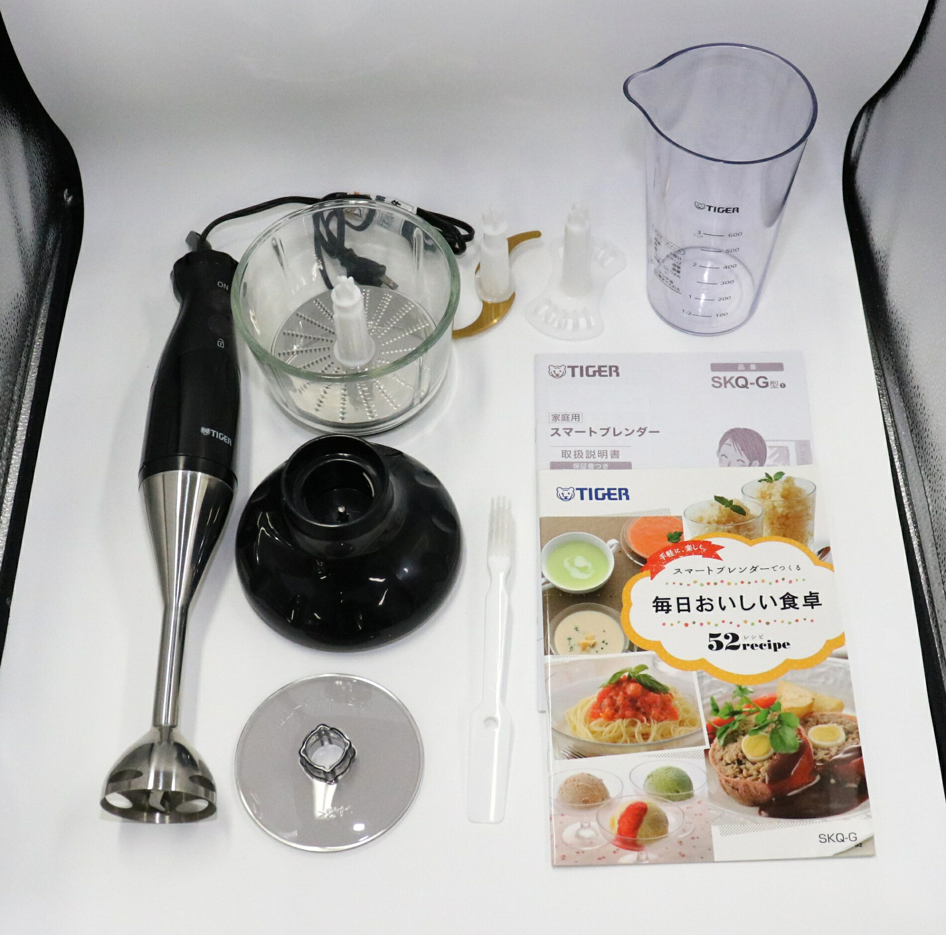 中古品 / 清掃済 / 通電確認済 / 購入2023年 / 傷や汚れがあるものの動作や機能には問題のない状態の良品です。 【状態】 必ず画像にてご確認をお願いします。 本体外装に使用に伴うスレや傷がある場合があります。 付属品に傷やスレ、落としきれない汚れや水垢の跡がある場合があります。 【付属品】 ※写真をご確認ください。 ・ ヘラつきブラシ ・ ブレンダー専用カップ ・ ブレンダー ・ カップふた ・ チョッパーカッター ・ ホイップブレード ・ おろしカッター(カッター本体、中ふた) ・ カッター・ブレード専用カップ ・ 取扱説明書 ・ レシピ集 【注意事項】 写真は代表的なキズや汚れを掲載しています。（必ずご確認ください）実際にお届けする商品は商品画像と同程度の状態ではございますが、キズの箇所など全く同じものとは限りませんので予めご了承ください。 配送につきましては化粧箱に入れたうえで段ボールに梱包、もしくは当店が用意した段ボールでのみの発送になります。(化粧箱は付属しない場合がございます。) 取扱説明書などの冊子類は原本ではなく、当店で印刷したコピーが発送される場合があります。