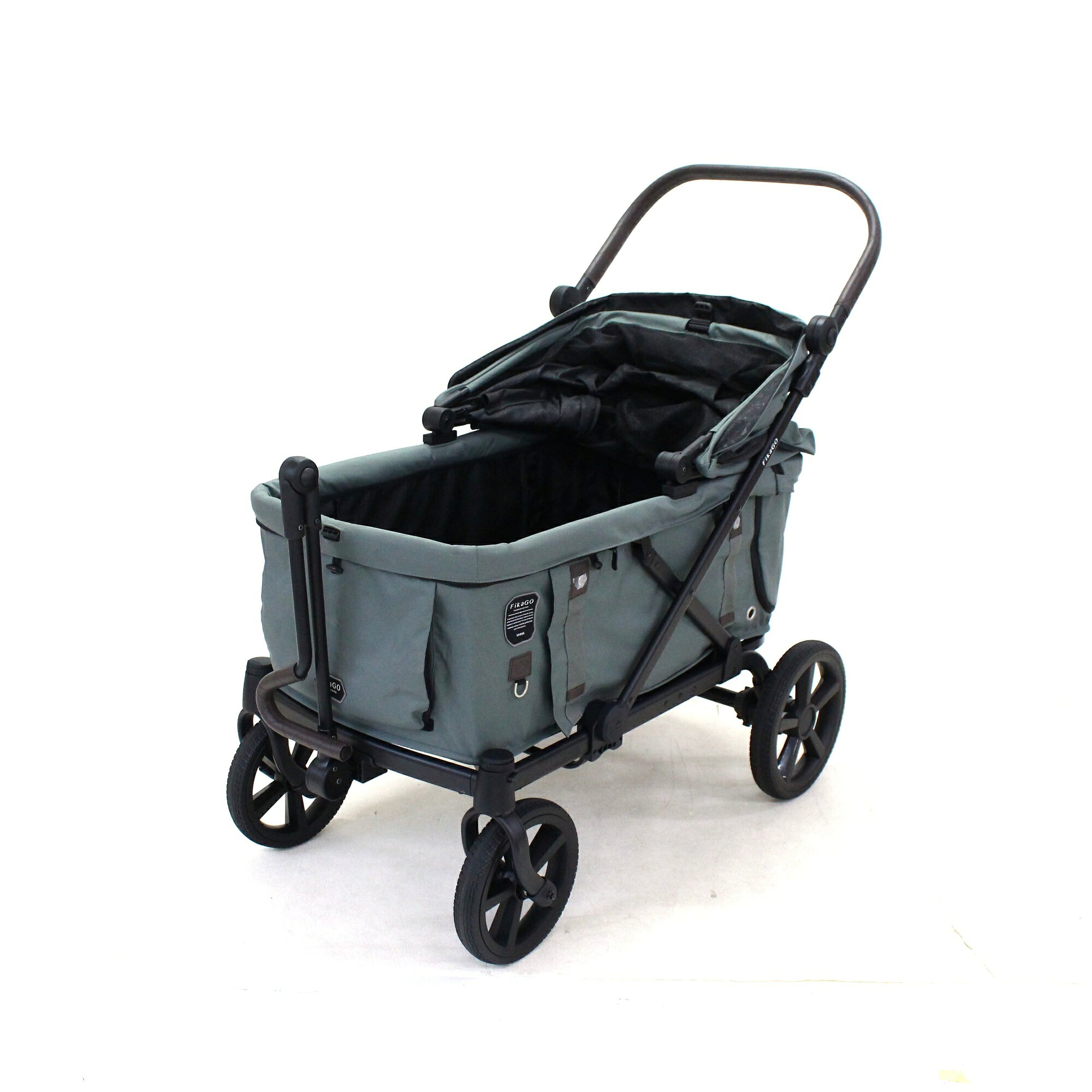 中古品 / 清掃済 / 動作確認済 / 購入2026年 / グリーン 目立つ傷があります。目立つ汚れがあります。 【状態】 必ず画像にてご確認をお願いします。 ・本体、付属品に使用によるスレやキズがございます。 ・取り切れないチリやホコリがございます。 ・全タイヤに使用感がございます。 ・フレーム各所に傷がございます。 ・リード先端に傷がございます。 ・キャビン正面に汚れがございます。 【付属品】 ※写真をご確認ください。 ・本体 ・リードフック×1本 ・インナークッション×1枚 ・牽引バー×1本 ・取扱説明書 【注意事項】 写真は代表的なキズや汚れを掲載しています。（必ずご確認ください） 実際にお届けする商品は商品画像と同程度の状態ではございますが、キズの箇所など全く同じものとは限りませんので予めご了承ください。 配送につきましては化粧箱に入れたうえで段ボールに梱包、もしくは当店が用意した段ボールでのみの発送になります。 (化粧箱は付属しない場合がございます。) 取扱説明書などの冊子類は原本ではなく、当店で印刷したコピーが発送される場合があります。