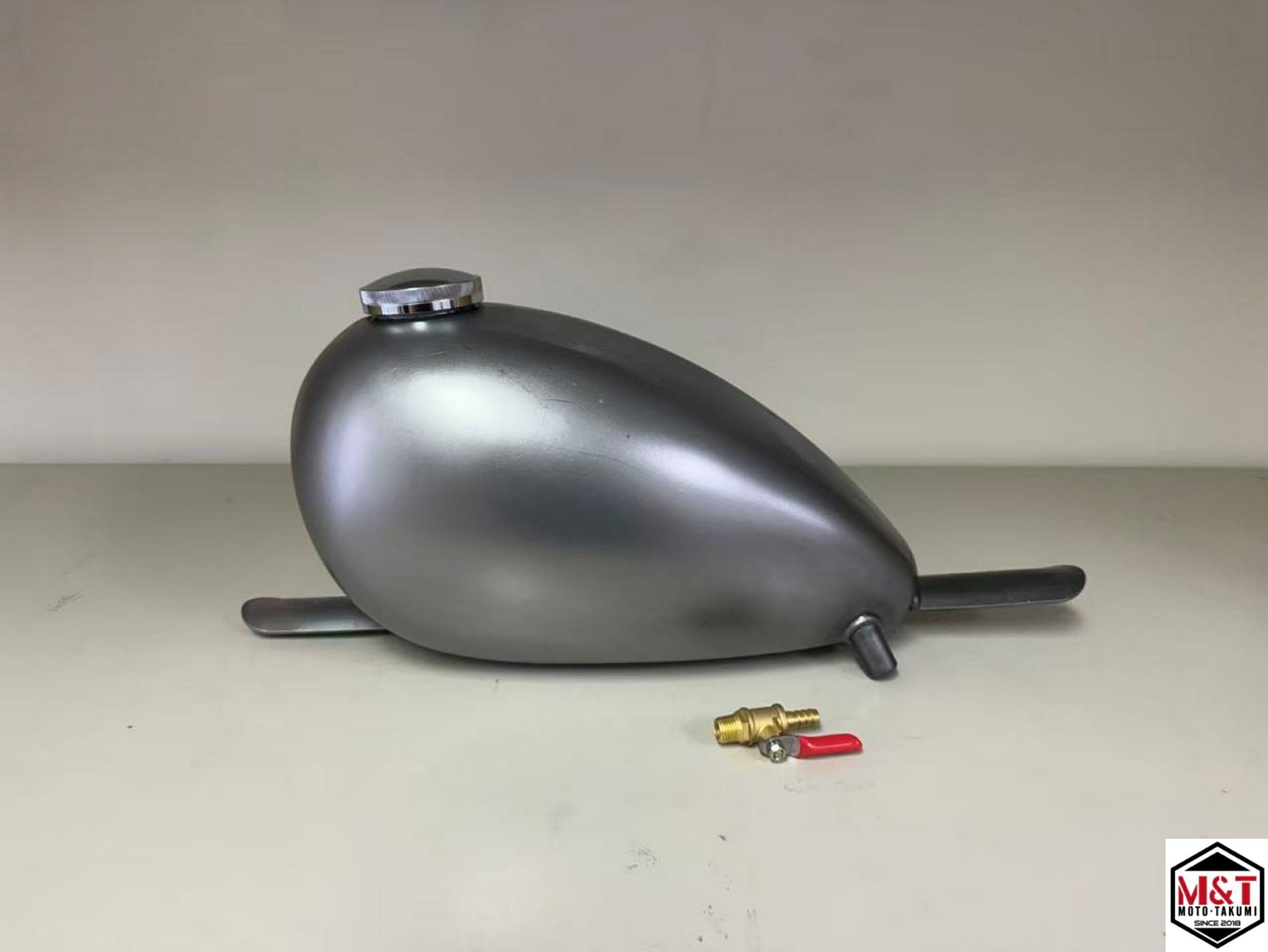 Rakuten - T-33　汎用　ハーレー用　ピーナッツタンク 　ガスタンク　ロートンネル　 6L キャップ付き　カスタム　タンク製作工房