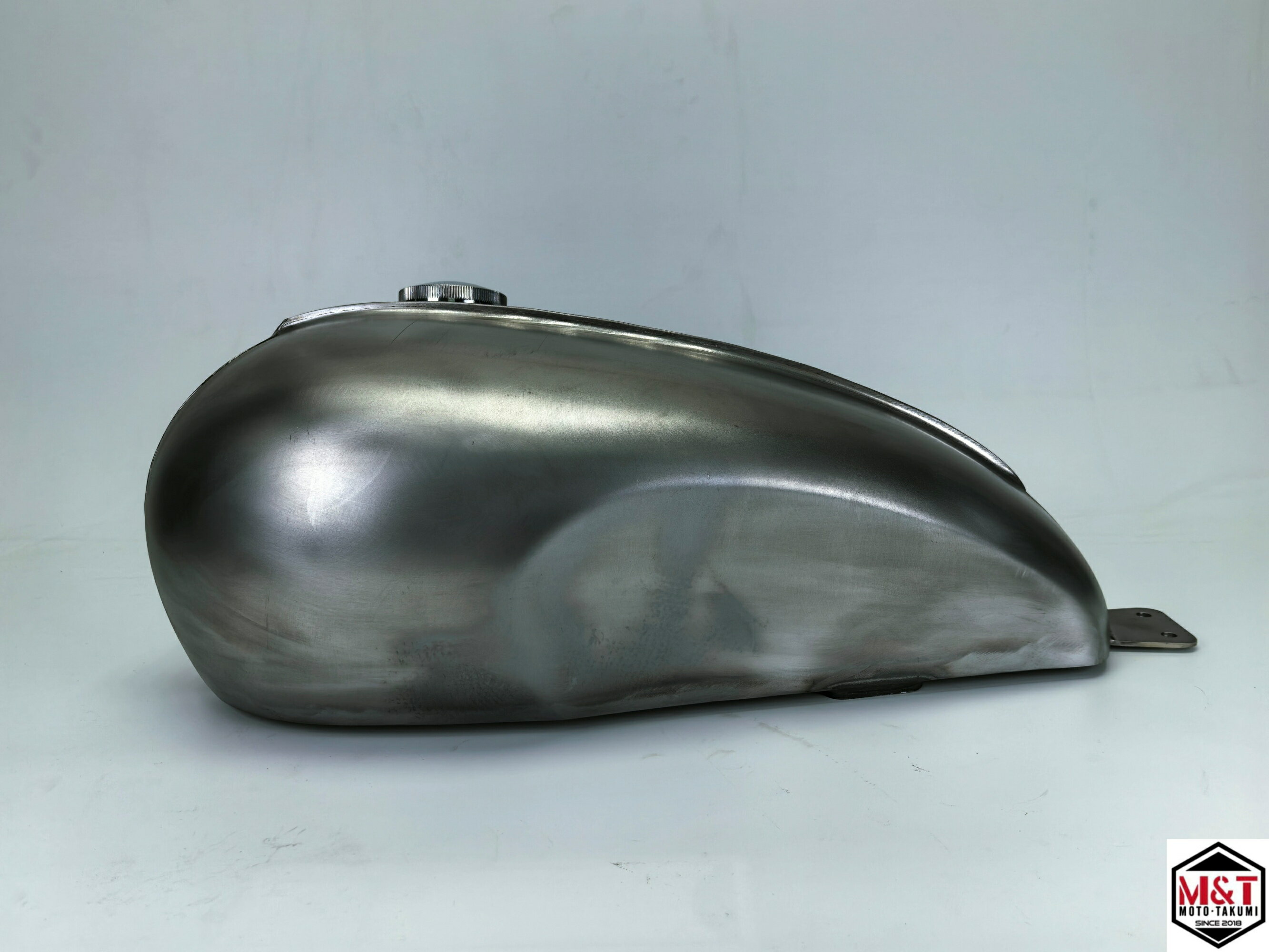 新作　T-236　10L KAWASAKI　W650　カワサキ　カスタムタンク　キャブレター仕様　ボルトオン 1999～2008年式　タンク製作工房