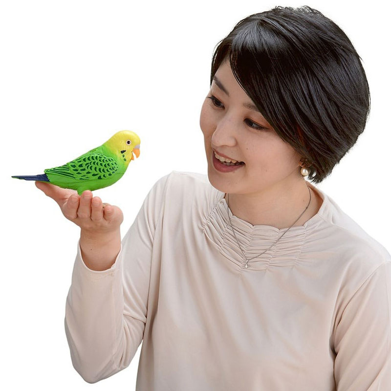 「そうです、私がインコちゃんです」 おしゃべりなインコちゃんはあの頃を思い出す懐かしいギャグやお歌で毎日を楽しくしてくれます。 楽しいおしゃべりが何気ない会話のきっかけになるだけではありません！自分では気づきにくいお部屋の温度や湿度の状態も声でお知らせ！9種類の脳トレで一緒に遊びながら脳活もできちゃいます！ インコちゃんができる事 おしゃべり1,100通り以上・お歌10曲 あの頃を思い出し、くすっと笑える昭和のノリで楽しくおしゃべり。お歌も歌いながらおしゃべりな時間を過ごしましょう！ 温度・湿度に応じたおしゃべり50種 「キケンキケン！暑すぎるー」などのおしゃべりでお部屋の温度や湿度の状態に気付かせてくれて安心です。 脳トレクイズ・ストレッチ9種 指を動かしたり、計算したり、記憶力クイズをしたり・・インコちゃんと会話しながら9種の脳トレを習慣化してはいかがですか？ ヒーリングバードモード10種 小鳥のさえずり、小川のせせらぎなど、ちょっとリアルな自然音がインコちゃんのモノマネの特徴です。楽しいおしゃべりだけでなく、リラックスして癒されちゃいましょう。 クチバシがパクパク動きます おしゃべりに合わせてパクパク動くクチバシが健気でカワイイ！たくさんお話したくなりますね。 インコちゃんとのおしゃべりな生活を楽しんでくださいね！ ●サイズ/約5×15.7×10.3cm ●重さ/約180g（電池含む） ●素材/PVC、PC、ABS ●電源/単4形アルカリ乾電池2本使用（別売） ●製造国/中国製