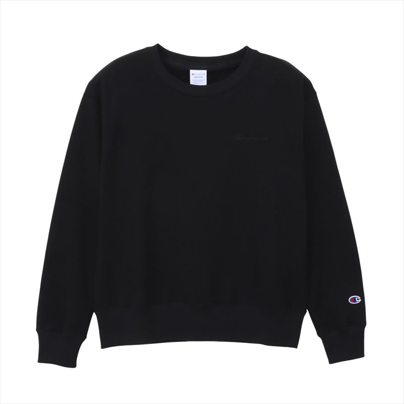 Champion（チャンピオン）のスウェットシャツは、「ザ キング オブ スウェットシャツ」と評されるほど、世界中の多くのファンに愛されてきました。環境に配慮して生産されたサステナブルなアメリカ綿80％、リサイクルポリエステル20％のライトな裏毛素材を使用。コットンの肌触りの良さとポリエステルの汎用性を活かしたクルーネックスウェットシャツです。肩幅と身幅に少しゆとりを持たせた、身体にストレスのかからないフィット感。日常に取り入れやすいシンプルなデザインで、シーンやシーズンを選ばず着用できるユーティリティアイテムです。左胸にボディカラーと同色のChampion（チャンピオン）ロゴ刺繍入り。同素材を使用したスウェットパンツ（CW-D209）、ロングスカート（CW-D210）も展開しているので、セットアップでの着用もオススメです。●素材：Light Weight French Terry Cotton 80% Polyester 20%　FEATURES Recycled Polyester Embroidery※画像のカラーは、撮影時の照明等の具合により実物と異なる可能性がございます。なお、商品の色の見え方と実物の色は、お客様のご使用されているパソコン・モニターの環境等により多少異なる場合がございますのでご了承ください。