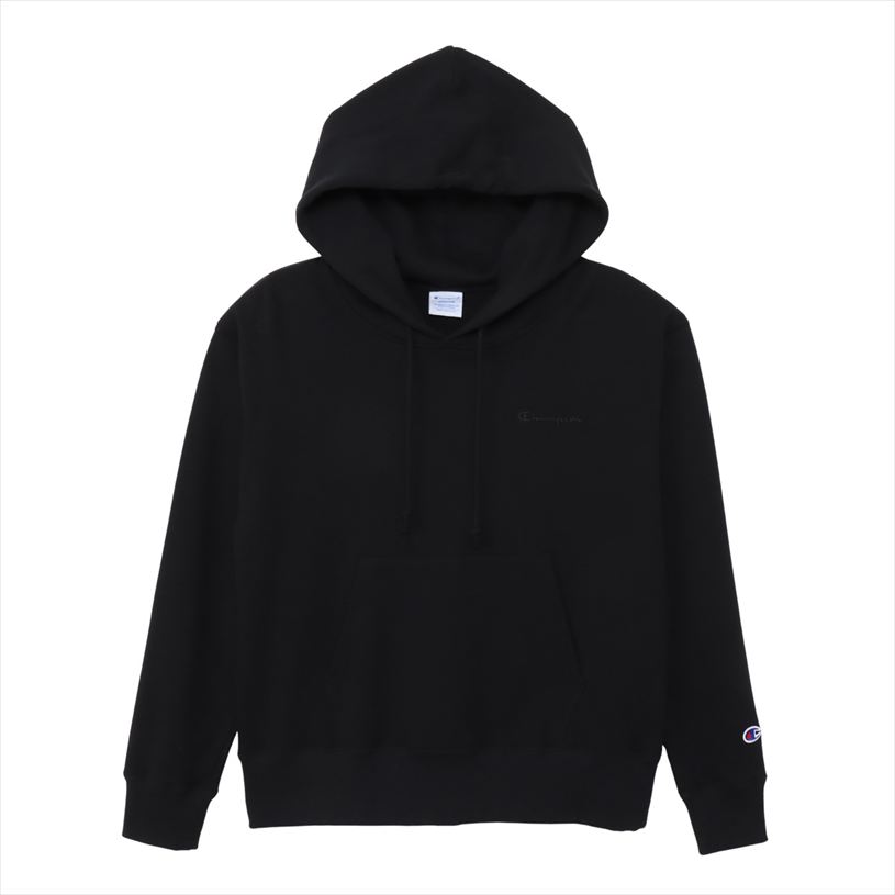 Champion（チャンピオン）のスウェットシャツは、「ザ キング オブ スウェットシャツ」と評されるほど、世界中の多くのファンに愛されてきました。環境に配慮して生産されたサステナブルなアメリカ綿80％、リサイクルポリエステル20％のライトな裏毛素材を使用。コットンの肌触りの良さとポリエステルの汎用性を活かしたフーデッドスウェットシャツです。肩幅と身幅に少しゆとりを持たせた、身体にストレスのかからないフィット感。日常に取り入れやすいシンプルなデザインで、シーンやシーズンを選ばず着用できるユーティリティアイテムです。左胸にボディカラーと同色のChampion（チャンピオン）ロゴ刺繍入り。同素材を使用したスウェットパンツ（CW-D209）、ロングスカート（CW-D210）も展開しているので、セットアップでの着用もオススメです。●素材：Light Weight French Terry Cotton 80% Polyester 20%　FEATURES Recycled Polyester Embroidery※画像のカラーは、撮影時の照明等の具合により実物と異なる可能性がございます。なお、商品の色の見え方と実物の色は、お客様のご使用されているパソコン・モニターの環境等により多少異なる場合がございますのでご了承ください。