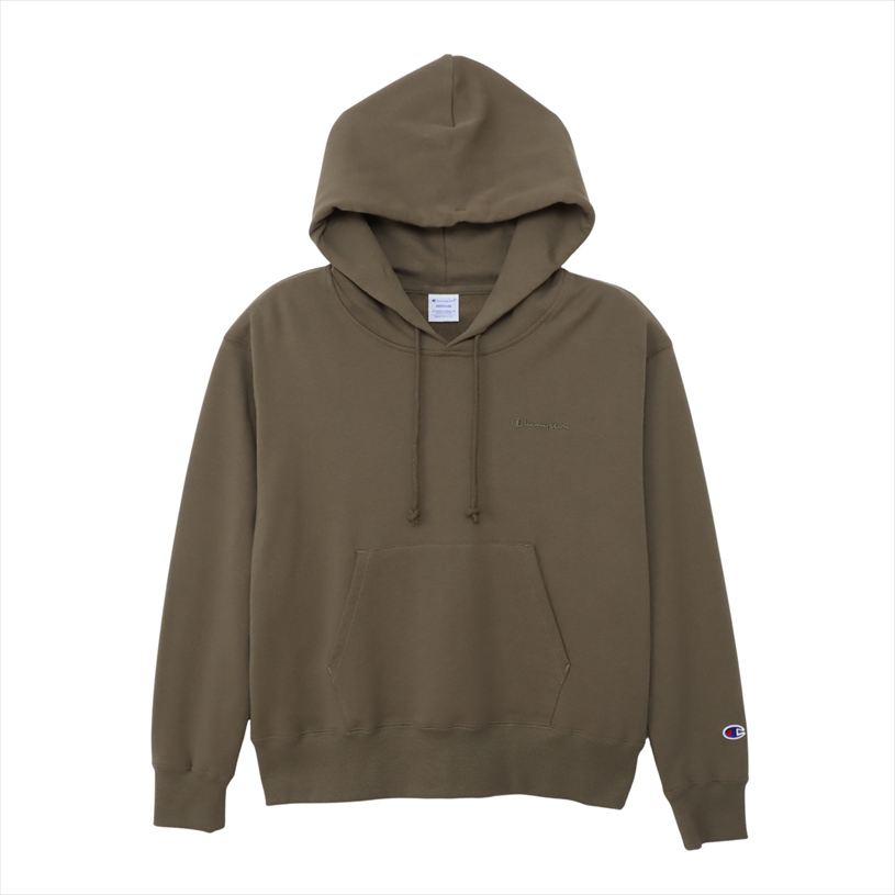 Champion（チャンピオン）のスウェットシャツは、「ザ キング オブ スウェットシャツ」と評されるほど、世界中の多くのファンに愛されてきました。環境に配慮して生産されたサステナブルなアメリカ綿80％、リサイクルポリエステル20％のライトな裏毛素材を使用。コットンの肌触りの良さとポリエステルの汎用性を活かしたフーデッドスウェットシャツです。肩幅と身幅に少しゆとりを持たせた、身体にストレスのかからないフィット感。日常に取り入れやすいシンプルなデザインで、シーンやシーズンを選ばず着用できるユーティリティアイテムです。左胸にボディカラーと同色のChampion（チャンピオン）ロゴ刺繍入り。同素材を使用したスウェットパンツ（CW-D209）、ロングスカート（CW-D210）も展開しているので、セットアップでの着用もオススメです。●素材：Light Weight French Terry Cotton 80% Polyester 20%　FEATURES Recycled Polyester Embroidery※画像のカラーは、撮影時の照明等の具合により実物と異なる可能性がございます。なお、商品の色の見え方と実物の色は、お客様のご使用されているパソコン・モニターの環境等により多少異なる場合がございますのでご了承ください。